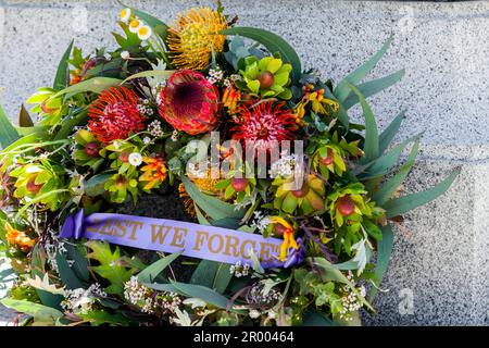 Lest we forget ribbon on wreath laid at australian war memorial on ANZAC Day Stock Photo