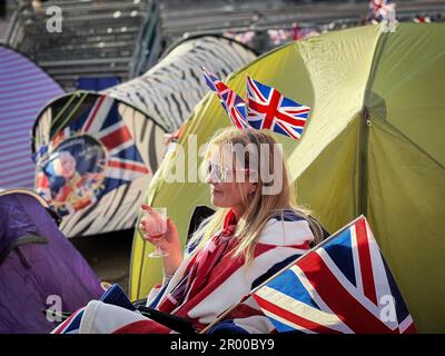 London, UK. 05th May, 2023. Large crowds gathered on the procession route near Buckingham Palace ahead of the coronation of King Charles on May 6th. (Photo by Laura Chiesa/Pacific Press) Credit: Pacific Press Media Production Corp./Alamy Live News Stock Photo