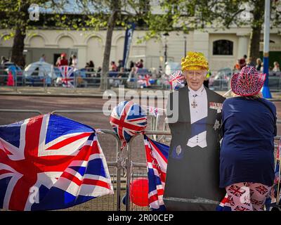 London, UK. 5th May, 2023. Large crowds gathered on the procession route near Buckingham Palace ahead of the coronation of King Charles on May 6th. (Credit Image: © Laura Chiesa/Pacific Press via ZUMA Press Wire) EDITORIAL USAGE ONLY! Not for Commercial USAGE! Stock Photo