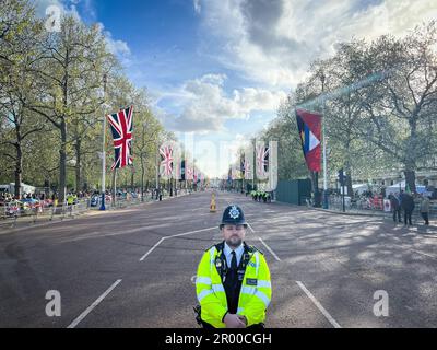 London, UK. 5th May, 2023. Large crowds gathered on the procession route near Buckingham Palace ahead of the coronation of King Charles on May 6th. (Credit Image: © Laura Chiesa/Pacific Press via ZUMA Press Wire) EDITORIAL USAGE ONLY! Not for Commercial USAGE! Stock Photo