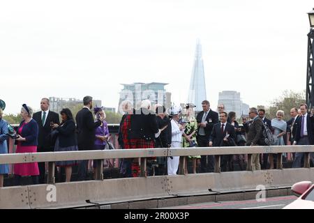 London, UK. 06th May, 2023. Guests for the service at Westminster Abbey are seen queuing all the way back to Lambeth Bridge, ahead of the Coronation of King Charles III, which takes place today, May 6th 2023. King Charles acceded to the British throne following the death of his mother, Queen Elizabeth II on 8 September 2022. Photo credit: Ben Cawthra/Sipa USA Credit: Sipa USA/Alamy Live News Stock Photo