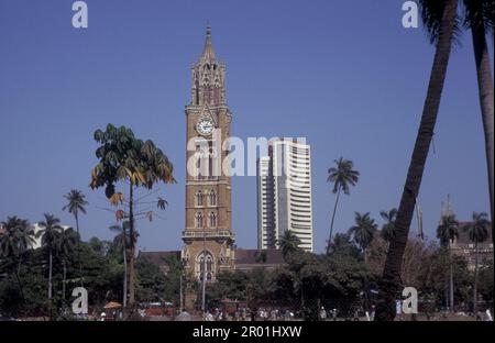 the architecture of the Rajabai Clock Tower of the Universita of Munmbai in Colaba in the city centre of Mumbai in India.  India, Mumbai, March, 1998 Stock Photo