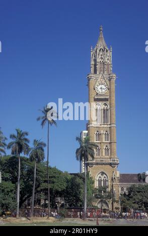 the architecture of the Rajabai Clock Tower of the Universita of Munmbai in Colaba in the city centre of Mumbai in India.  India, Mumbai, March, 1998 Stock Photo