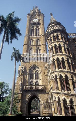 the architecture of the Rajabai Clock Tower of the Universita of Munmbai in Colaba in the city centre of Mumbai in India.  India, Mumbai, March, 1998 Stock Photo