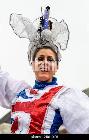 Coventry, West Midlands, UK. 6th May, 2023. People around the country came out to celebrate the coronation of King Charles III today. Stilt walkers were performing in Broadgate, Coventry City Centre. Credit: AG News/Alamy Live News Stock Photo