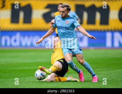 Dresden, Germany. 06th May, 2023. Soccer: 3rd league, SG Dynamo Dresden - SV Wehen Wiesbaden, Matchday 35, Rudolf-Harbig-Stadion. Dynamo's Paul Will (l) against Wiesbaden's Benedict Hollerbach. Credit: Robert Michael/dpa/Alamy Live News Stock Photo
