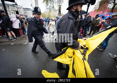 London, UK. 06th May, 2023. Police move in and remove banners from the protest. Anti-monarchist group Republic stage a protest during the coronation of King Charles III. The Not My King demonstration went ahead despite the Home Office issuing warnings about its new powers in relation to the PCSC bill that passed last year. Credit: Andy Barton/Alamy Live News Stock Photo