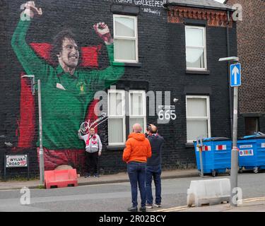 Liverpool, UK. 29th Apr, 2023. A fan poses for a photo in front of a mural of former Liverpool goalkeeper Ray Clemence before the Premier League match Liverpool vs Brentford at Anfield, Liverpool, United Kingdom, 6th May 2023 (Photo by Steve Flynn/News Images) in Liverpool, United Kingdom on 4/29/2023. (Photo by Steve Flynn/News Images/Sipa USA) Credit: Sipa USA/Alamy Live News Stock Photo