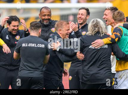 Dresden, Germany. 06th May, 2023. Soccer: 3rd league, SG Dynamo Dresden - SV Wehen Wiesbaden, Matchday 35, Rudolf-Harbig-Stadion. Dynamo coach Markus Anfang (center) celebrates with his assistants and players after the win. Credit: Robert Michael/dpa/ZB/dpa/Alamy Live News Stock Photo