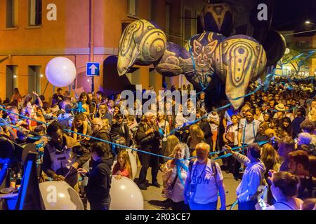 Sol Y Fiesta Festival. Show: Pegase 'Le chant des Etoiles' by the Cie Planete Vapeur. Leucate, Occitanie, France Stock Photo