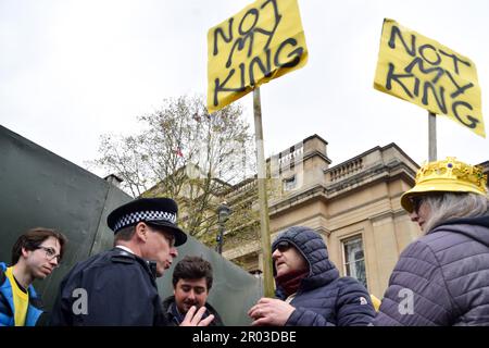London, England, UK. 6th May, 2023. A police officers speaks to protesters as anti-monarchists stage a protest in Trafalgar Square during the coronation of King Charles III. (Credit Image: © Vuk Valcic/ZUMA Press Wire) EDITORIAL USAGE ONLY! Not for Commercial USAGE! Stock Photo