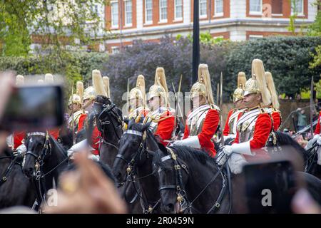 London, UK. 06th May, 2023. On the day of King Charles III's coronation, several Royal Guards are marching towards Buckingham Palace. Credit: Sinai Noor/Alamy Live News Stock Photo