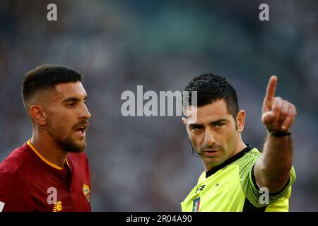 Rome, Italy. 06th May, 2023. Referee Fabio Maresca, right, gestures as Lorenzo Pellegrini, of AS Roma, argues with him during the Serie A football match between Roma and FC Internazionale at Rome's Olympic stadium, Rome, Italy, May 6, 2023. FC Internazionale defeated Roma 2-0. Credit: Riccardo De Luca - Update Images/Alamy Live News Stock Photo