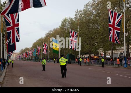 London, UK. 6th May 2023. The Mall, still empty, on the morning of the procession for the coronation of King Charles III and Queen Camilla. Credit: Kiki Streitberger / Alamy Live News Stock Photo