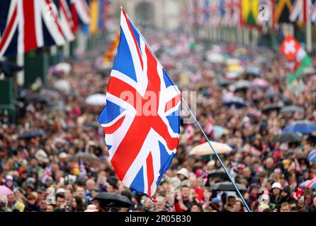 London, UK. 6th May, 2023. People gather around Buckingham Palace on the day of UK's King Charles' coronation ceremony in London, UK, May 6, 2023. Charles III was on Saturday crowned monarch of the United Kingdom (UK) and 14 other Commonwealth realms in the UK's first coronation since 1953 at Westminster Abbey in central London. Credit: Li Ying/Xinhua/Alamy Live News Stock Photo