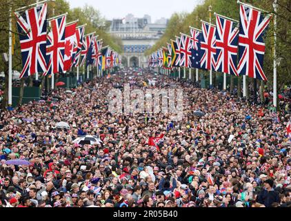 London, UK. 6th May, 2023. People gather around Buckingham Palace on the day of UK's King Charles III's coronation ceremony in London, UK, May 6, 2023. Charles III was on Saturday crowned monarch of the United Kingdom (UK) and 14 other Commonwealth realms in the UK's first coronation since 1953 at Westminster Abbey in central London. Credit: Li Ying/Xinhua/Alamy Live News Stock Photo