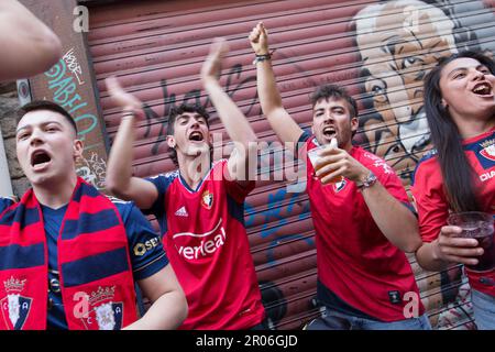 Pamplona, Spain. 06th May, 2023. four friends wearing Osasuna jerseys sing songs in support of their team. Final of the King's Cup lived in Pamplona, between CA Osasuna and Real Madrid CF. The Real Madrid team finally beat Osasuna by 2 goals to 1 and thus obtained the first place in the Spanish soccer league. Credit: SOPA Images Limited/Alamy Live News Stock Photo