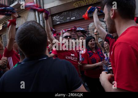 Pamplona, Spain. 06th May, 2023. A group of Osasuna fans sing songs in support of their team Final of the King's Cup lived in Pamplona, between CA Osasuna and Real Madrid CF. The Real Madrid team finally beat Osasuna by 2 goals to 1 and thus obtained the first place in the Spanish soccer league. Credit: SOPA Images Limited/Alamy Live News Stock Photo