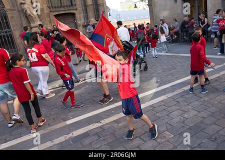 Pamplona, Spain. 06th May, 2023. Children play while one of them holds the flag of Navarra. Final of the King's Cup lived in Pamplona, between CA Osasuna and Real Madrid CF. The Real Madrid team finally beat Osasuna by 2 goals to 1 and thus obtained the first place in the Spanish soccer league. Credit: SOPA Images Limited/Alamy Live News Stock Photo