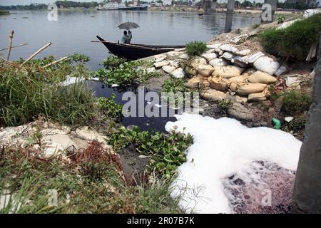 River pollution05-05-2023 dhaka bangladesh shitalakshya river is constantly being polluted by toxic waste from industries.Nazmul Islam/Alamy Stock liv Stock Photo