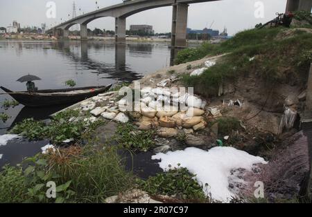 River pollution05-05-2023 dhaka bangladesh shitalakshya river is constantly being polluted by toxic waste from industries.Nazmul Islam/Alamy Stock liv Stock Photo