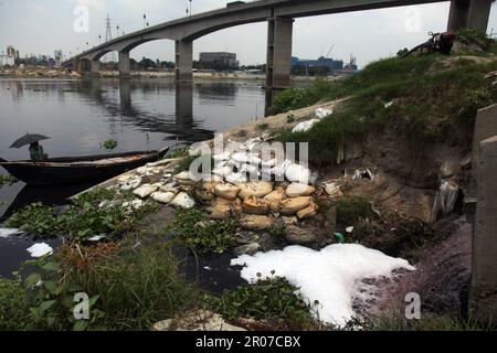 River pollution05-05-2023 dhaka bangladesh shitalakshya river is constantly being polluted by toxic waste from industries.Nazmul Islam/Alamy Stock liv Stock Photo