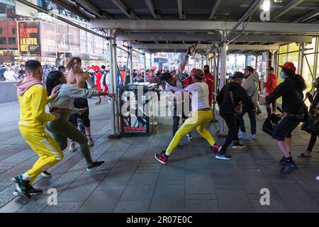New York City, NY, USA. 6th May, 2023. Confusion with exchange of punches between street dance artists, there is intervention by the NYPD (New York Police) in Times Square in New York City in the United States on the night of this Saturday, 06. (Credit Image: © William Volcov/ZUMA Press Wire) EDITORIAL USAGE ONLY! Not for Commercial USAGE! Stock Photo