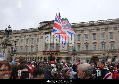 The Royal Family watch the Coronation Flypast from the Balcony of ...