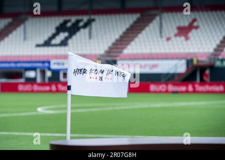 EMMEN - FC Emmen corner flag with text “Here I come away” during the Dutch premier league match between FC Emmen and FC Twente at De Oude Meerdijk on May 7, 2023 in Emmen, Netherlands. ANP COR LASKER Credit: ANP/Alamy Live News Stock Photo