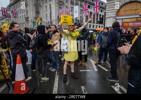 London, UK. 06th May, 2023. Nicolas Landemard / Le Pictorium -  Illustration of the coronation of Charles III in London -  6/5/2023  -  England / London / London  -  Anti-monarchy demonstration during the coronation of King Charles III. Credit: LE PICTORIUM/Alamy Live News Stock Photo