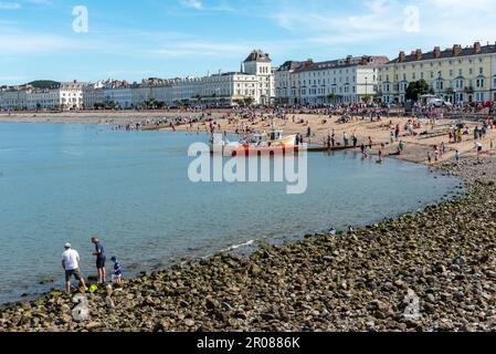 LLANDUDNO WALES,ENGLAND, UK-AUG 08, 2015-Tourists enjoying  on  beach shore at Llandudno UK Stock Photo