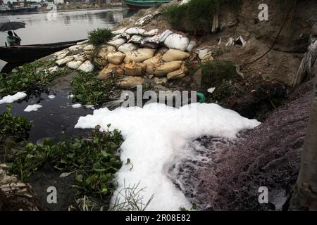 River pollution05-05-2023 dhaka bangladesh shitalakshya river is constantly being polluted by toxic waste from industries.Nazmul Islam/Alamy Stock liv Stock Photo