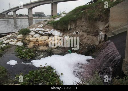 River pollution05-05-2023 dhaka bangladesh shitalakshya river is constantly being polluted by toxic waste from industries.Nazmul Islam/Alamy Stock liv Stock Photo