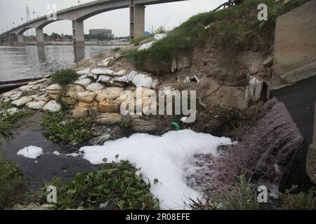 River pollution05-05-2023 dhaka bangladesh shitalakshya river is constantly being polluted by toxic waste from industries.Nazmul Islam/Alamy Stock liv Stock Photo