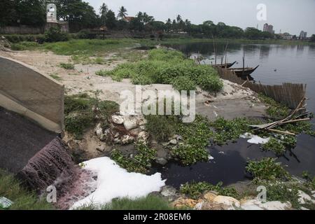 River pollution05-05-2023 dhaka bangladesh shitalakshya river is constantly being polluted by toxic waste from industries.Nazmul Islam/Alamy Stock liv Stock Photo