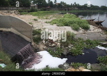 River pollution05-05-2023 dhaka bangladesh shitalakshya river is constantly being polluted by toxic waste from industries.Nazmul Islam/Alamy Stock liv Stock Photo