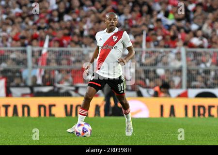 Nicolas De La Cruz of River Plate, left, looks as Walter Bou of Velez  Sarsfield heads the ball during a Copa Libertadores round of sixteen,  second leg soccer match at Monumental stadium