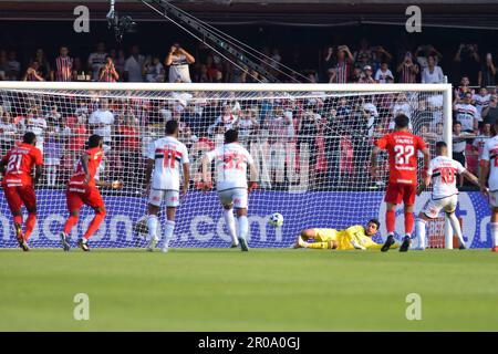 SAO PAULO,BRAZIL - MAY 7: Keiller of Internacional saves the ball during a match between São Paulo FC and Internacional as part of Brazilian League Serie A at Morumbi Stadium on May 7, 2023 in São Paulo, Brazil. (Photo by Leandro Bernardes/PxImages) Stock Photo