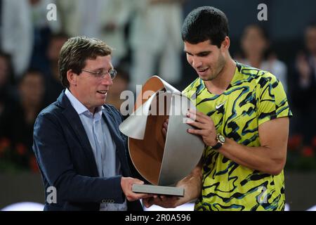 Madrid, Spain. 7th May, 2023. Carlos Alcaraz (R) of Spain receives the trophy from the Mayor of Madrid, Jose Luis Martinez-Almeida during the awarding ceremony for the men's singles final of the Madrid Open tennis tournament in Madrid, Spain, May 7, 2023. Credit: Meng Dingbo/Xinhua/Alamy Live News Stock Photo