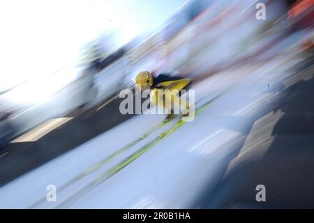 Skispringen allgemein, Skispringer beim Start auf der Schanze. Skispringen Welt Cup in Willingen 17.2.2008 Stock Photo