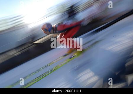 Skispringen allgemein, Skispringer beim Start auf der Schanze. Skispringen Welt Cup in Willingen 17.2.2008 Stock Photo