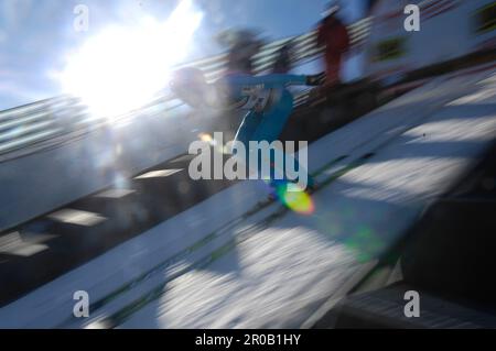 Skispringen allgemein, Skispringer beim Start auf der Schanze. Skispringen Welt Cup in Willingen 17.2.2008 Stock Photo