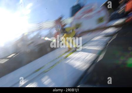 Skispringen allgemein, Skispringer beim Start auf der Schanze. Skispringen Welt Cup in Willingen 17.2.2008 Stock Photo