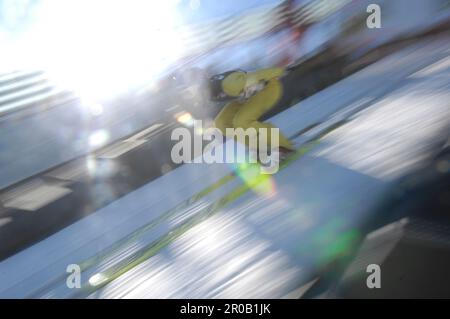 Skispringen allgemein, Skispringer beim Start auf der Schanze. Skispringen Welt Cup in Willingen 17.2.2008 Stock Photo