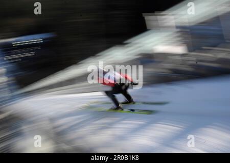 Skispringen allgemein, Skispringer beim Start auf der Schanze. Skispringen Welt Cup in Willingen 17.2.2008 Stock Photo