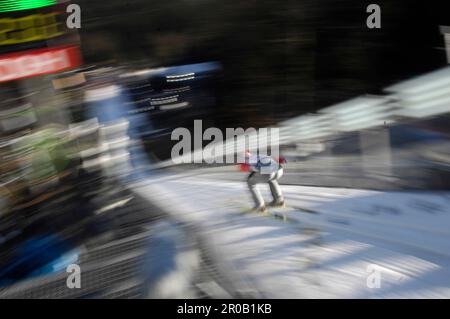 Skispringen allgemein, Skispringer beim Start auf der Schanze. Skispringen Welt Cup in Willingen 17.2.2008 Stock Photo