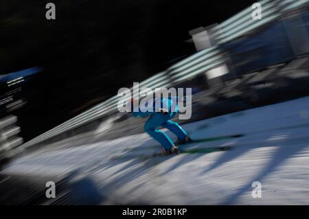 Skispringen allgemein, Skispringer beim Start auf der Schanze. Skispringen Welt Cup in Willingen 17.2.2008 Stock Photo