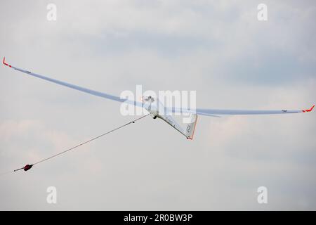 High performance Schempp-Hirth Duo Discus glider sailplane winch launching. R2, G-CKEV Stock Photo