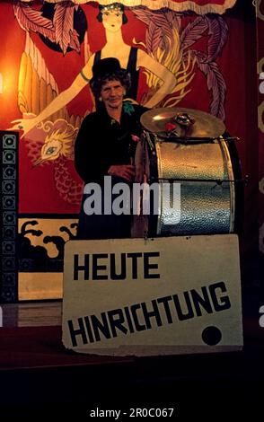 'Auf geht's beim Schichtl', famous variety theatre Schichtl at the Oktoberfest. Franziska Eichelsdörfer beats the drum. Munich, Bavaria, Germany, 1980 Stock Photo