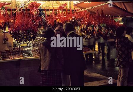 Market stall, selling sweets and souvenirs like gingerbread hearts at the Munich Wiesn. Theresienwiese, Munich, Bavaria, Germany, 1980 Stock Photo